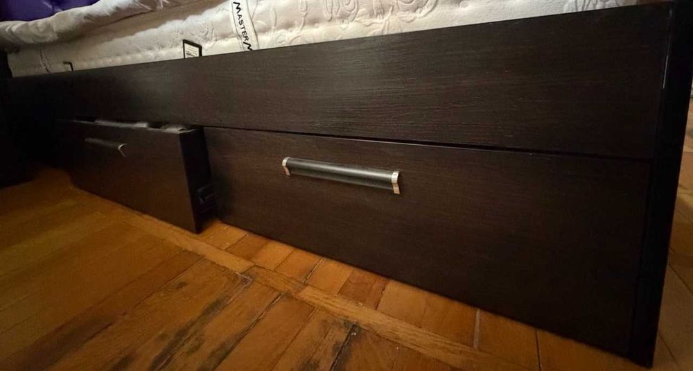 Спальный гарнитур (шкаф, кровать, комод, тумбы)