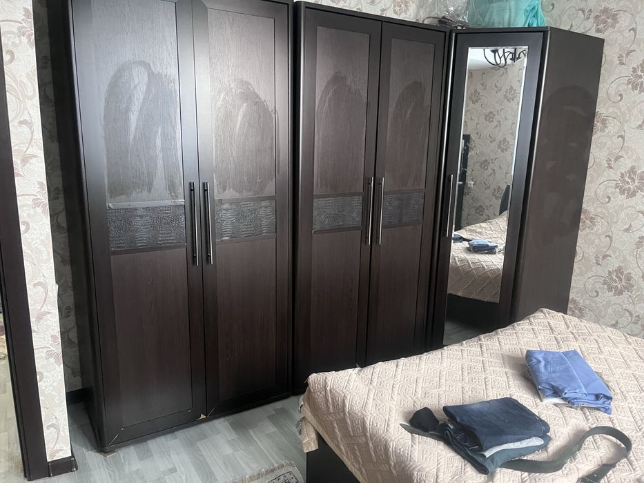 Кровать и шкаф,