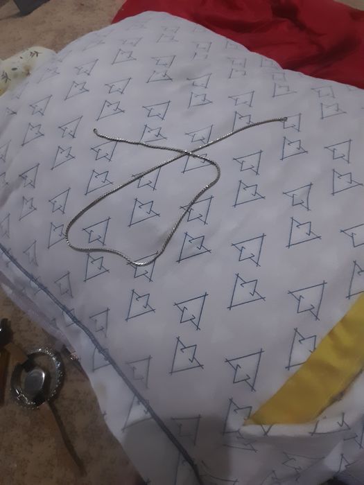 Pomada va zanjir sotiladi