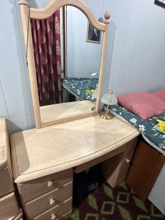 Шкаф две трубочки и стол с зеркалом