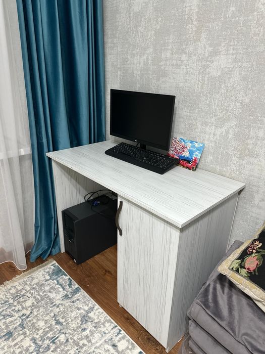 Продам кровать с матрасом и стол компьютерный.