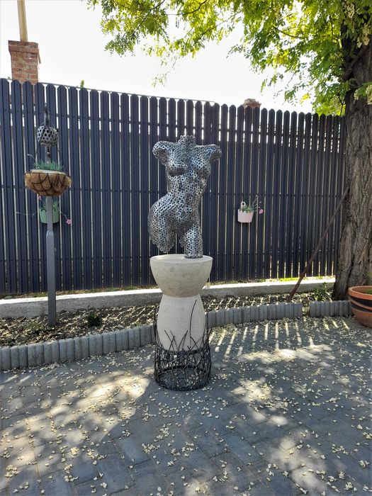 Sculptura bust cu stativ-din 1000 de saibe sudate