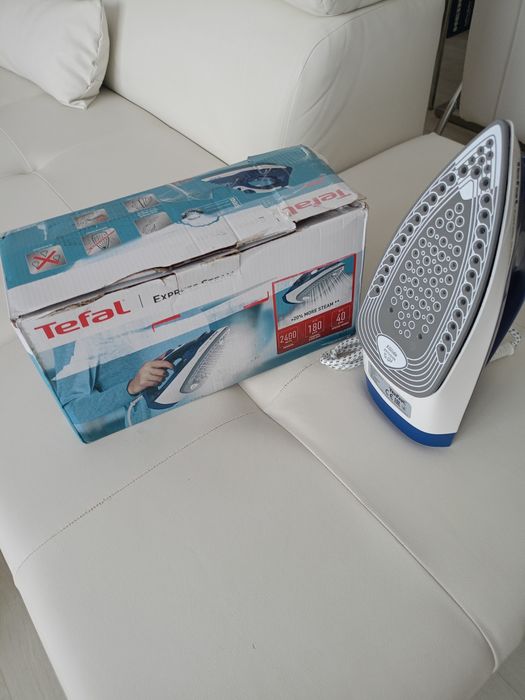 Vând fier de calcat Tefal Express Steam produs de calitate superioara nou nouț.