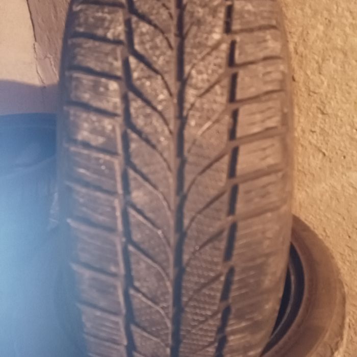 Зимни гуми 205/50/17-2 броя 35 лева