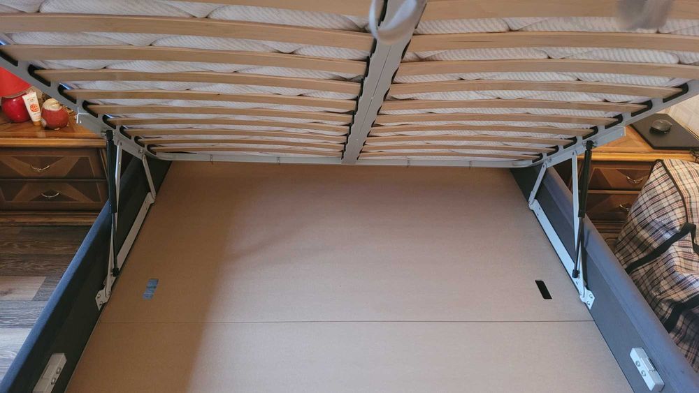 Двуспальная кровать с матрасом