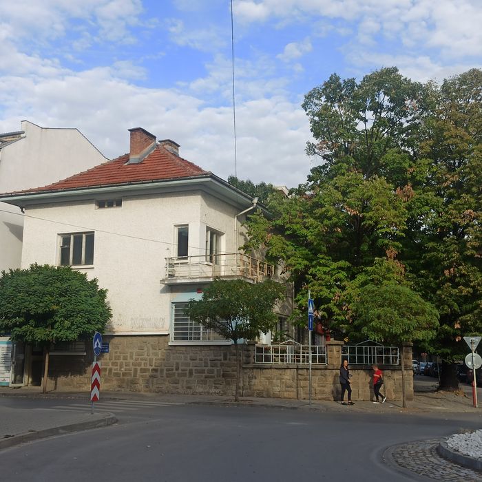 Дава се под наем Къща в Казанлък - 300 кв.м за 1450 € - Снимка #3