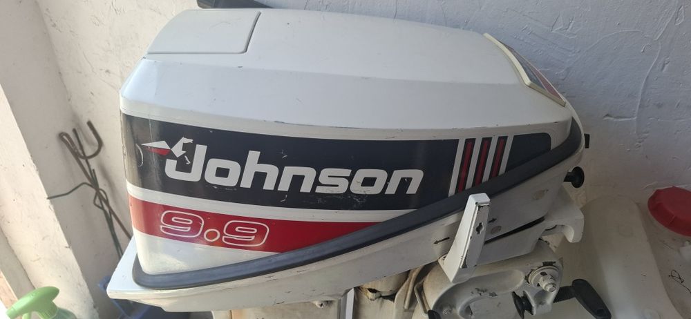 Vînd 2 barci si un motor