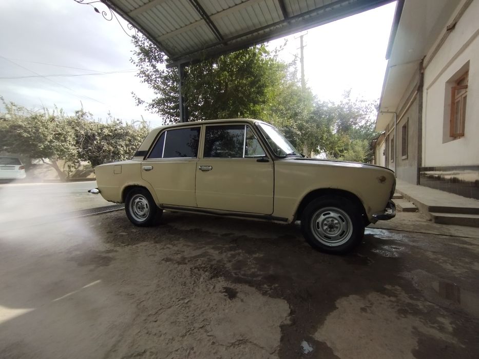 Vaz 21011 sotladi
