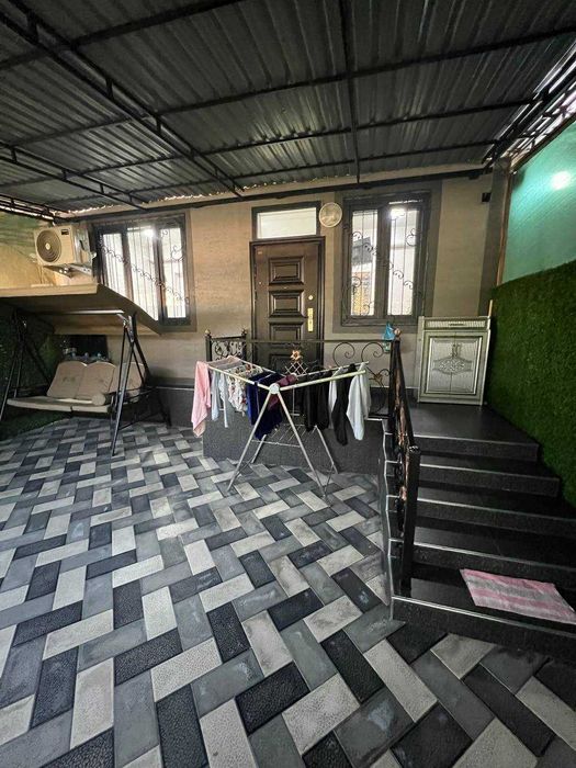 Продаётся квартира Юнусабад10 1 этаж задней стороны дома с навесом