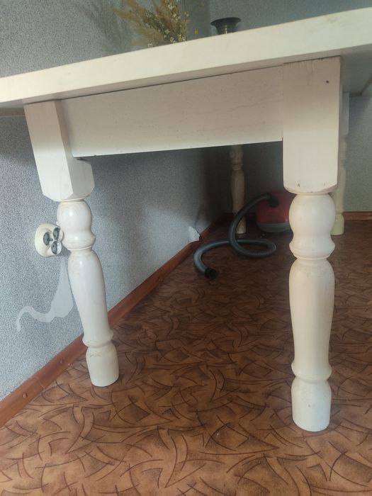 Кухонный обеденный стол