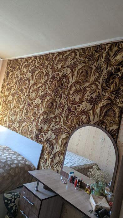 Ковёр красный с дивандеками