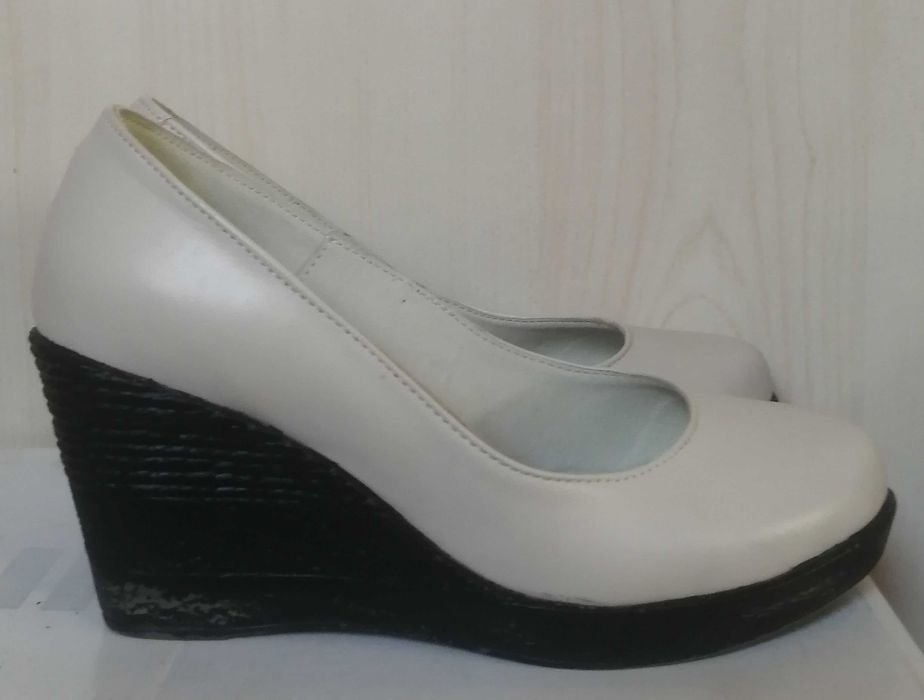 Pantofi din piele naturala cu platforma neagra numarul 35 / 36