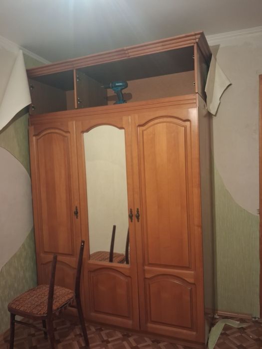 Бесплатно. Шкаф целый.
