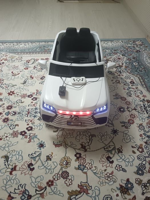 Детская машина на пульте управления