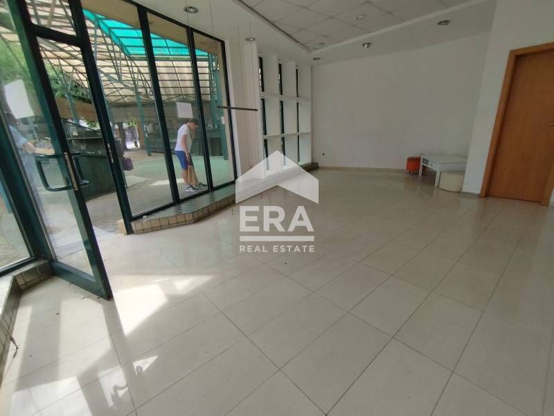 Светло просторно помещение с  голяма витрина