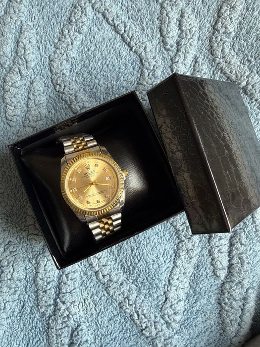 Продам новые женские часы с коробкой