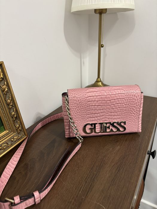 Чанта Guess в розов цвят с дълга дръжка