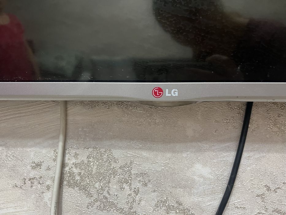 LG сматр телевизор
