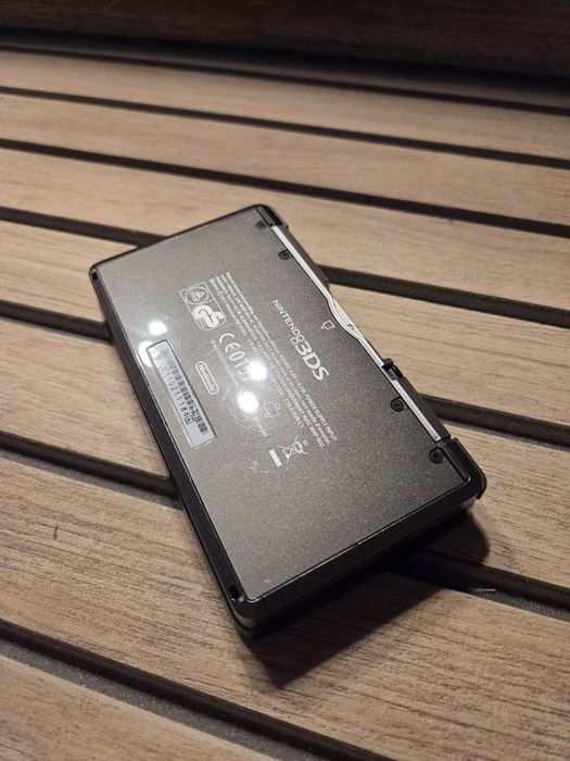 Consola Gaming de colectie Nintendo 3DS Original complet funcțional în stare foarte bună atât estetic cât și tehnic