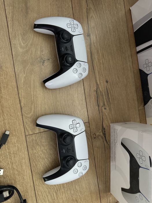 Vand PlayStation 5 Disk, 1Tb, 2 Manete, 2 Jocuri + Statie Incarcare