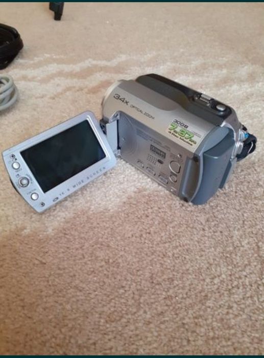 Vând camera video JVC