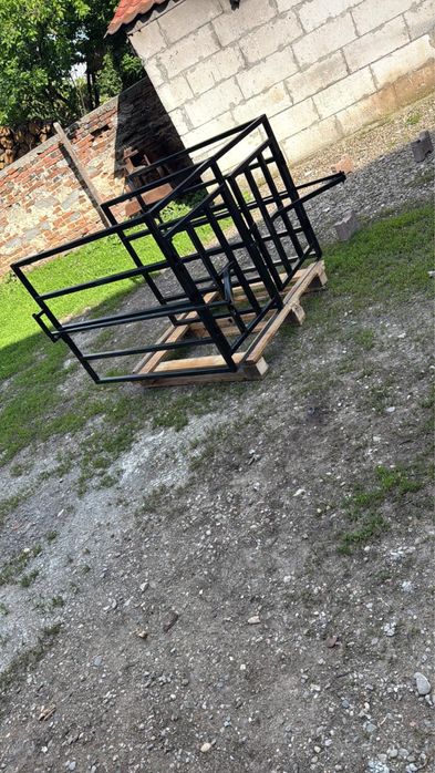 Vând boxe de muls oi