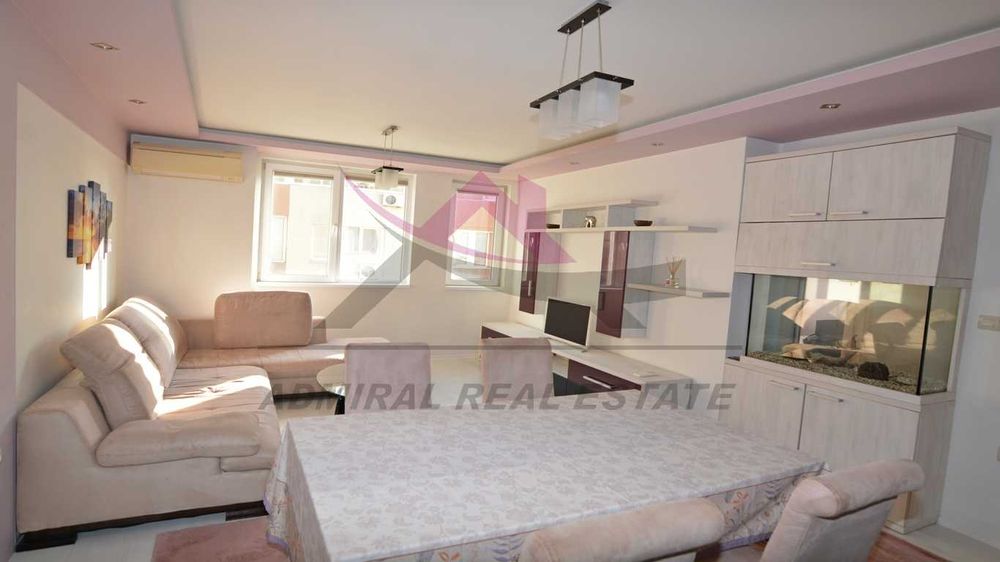 Тристаен -обзаведен -Лятно кино