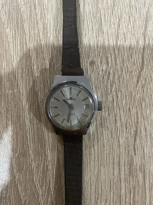 Два механични часовници