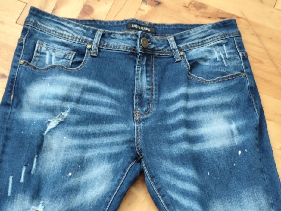 Мъжки дънки с кръпки