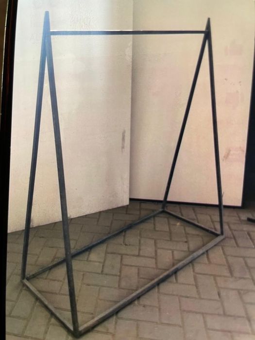 Стеллажи для одежды магазинов