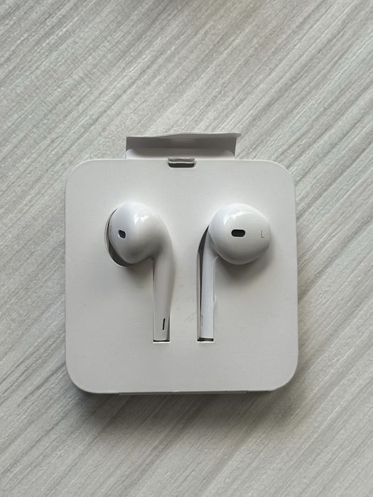 Accesorii Apple originale – Casti EarPods cu fir Lightning, adaptor VGA, încărcător UK USB-C, cablu prelungitor MacBook