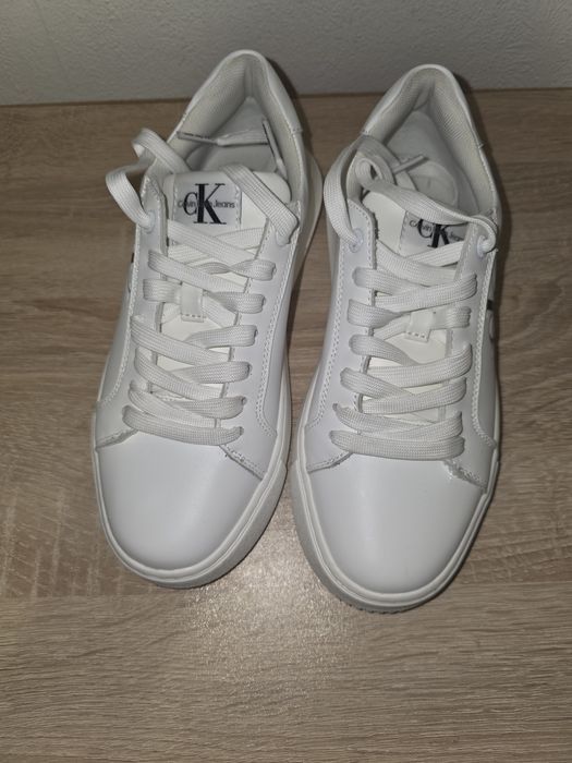 Продавам нови бели сникърски Calvin Klein