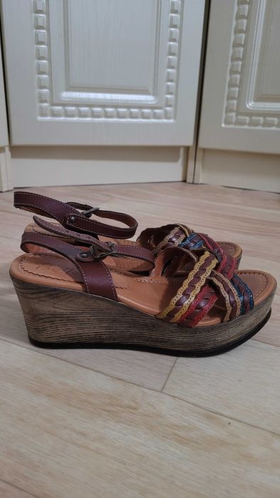 Босоножки женски