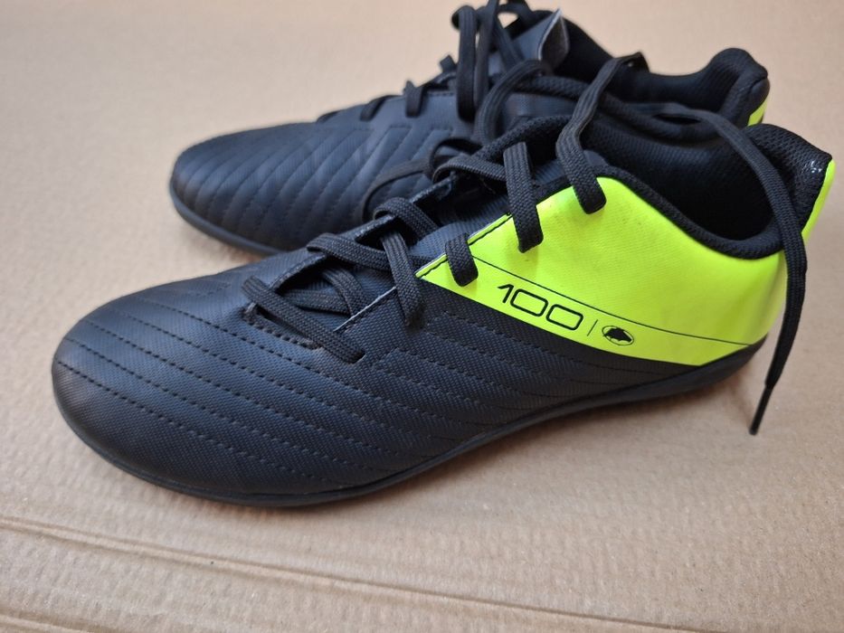 Ghete fotbal Kipsta 100, mărimea 37, talpic de 24.5 cm în stare foarte