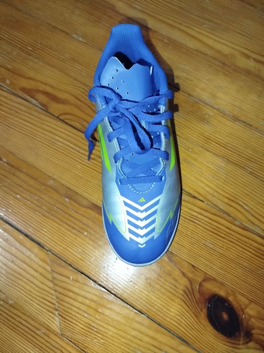 Продавам обувки за футбол addidas f50