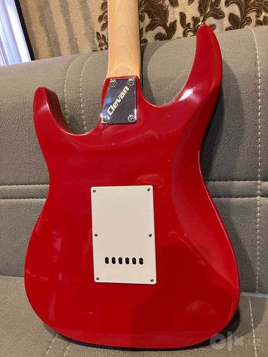 Отличная недорогая электрогитара (Stratocaster FIESTA RED)