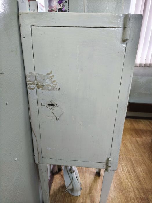 Продам сейф металлический