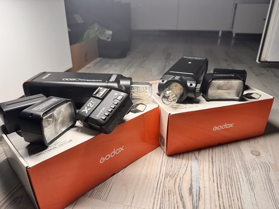 Vând Godox Ad200 la cutie cu tot cu lămpi de blit + trigger x2tC