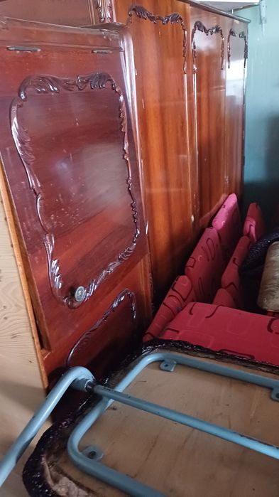 Mobilă veche din lemn