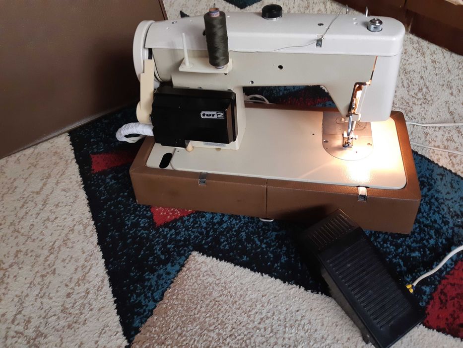 Mașină de cusut vintage Lucznik