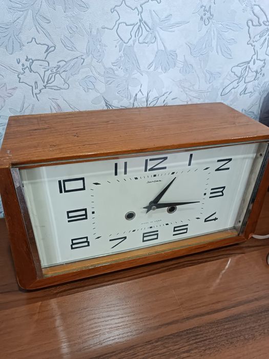 Янтарь.Старинные часы.