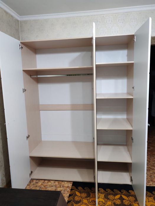 Срочно Продам шкаф с зеркалом