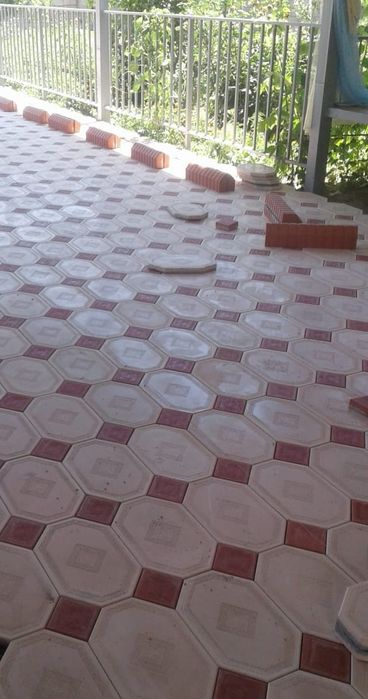 Брусчатка, бордюры, люк