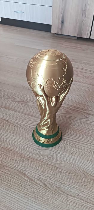 Златната топка в реален размер