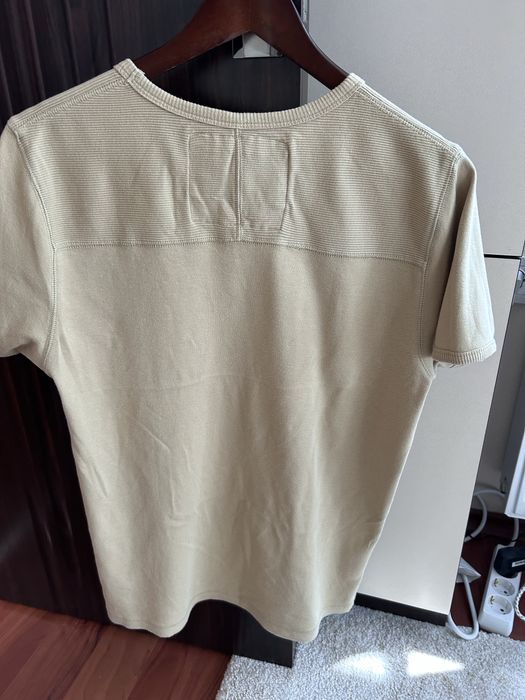 Мъжка тениска с изрязано деколте