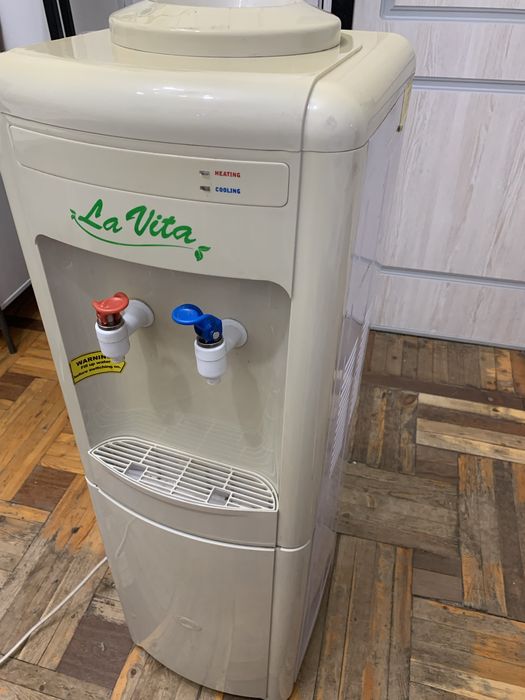 Кулер для воды для офиса и дома б/у в хорошем состоянии