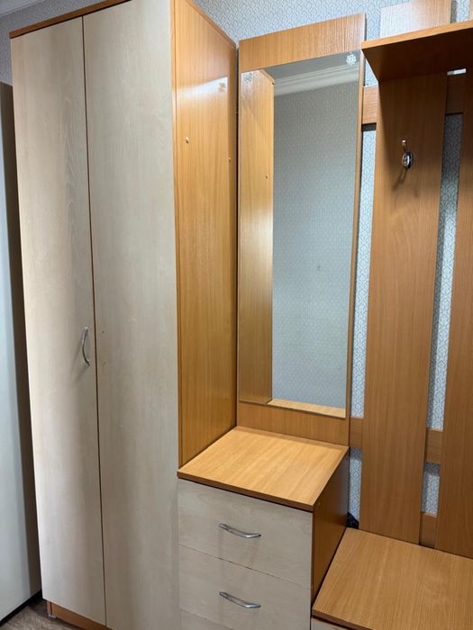 Продам прихажий шкаф