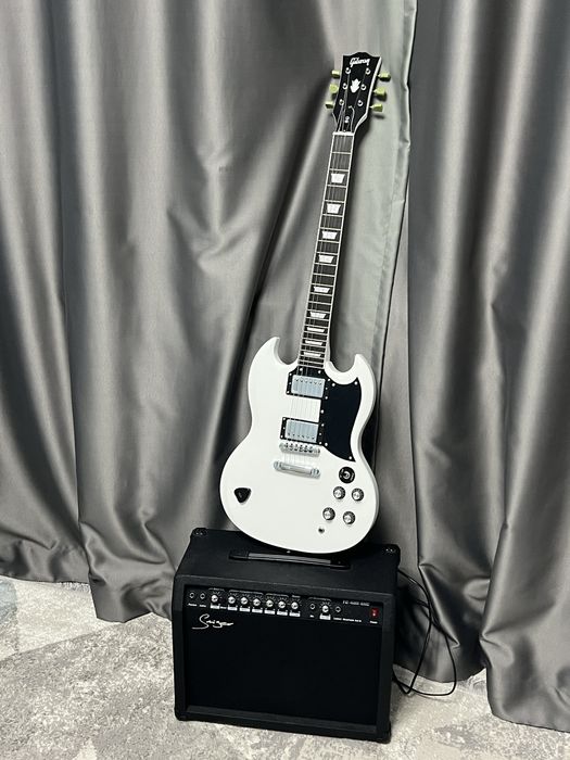 Электрогитара Gibson и Комбоусилитель Smiger