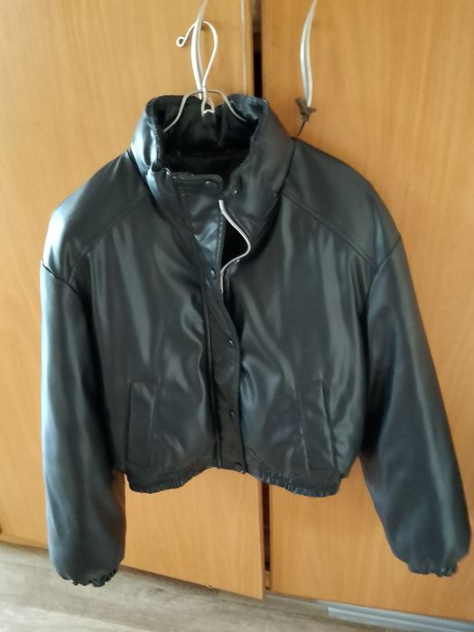 Пуховик чёрный под.  кожу и пуховик белый