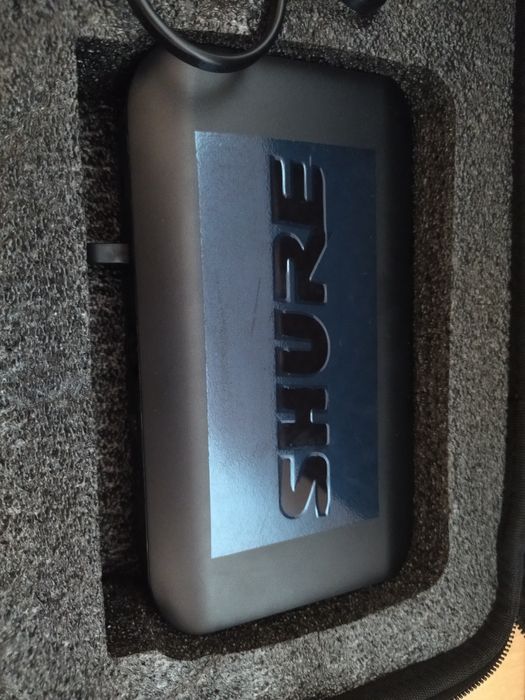 Microfon Shure wireless.
